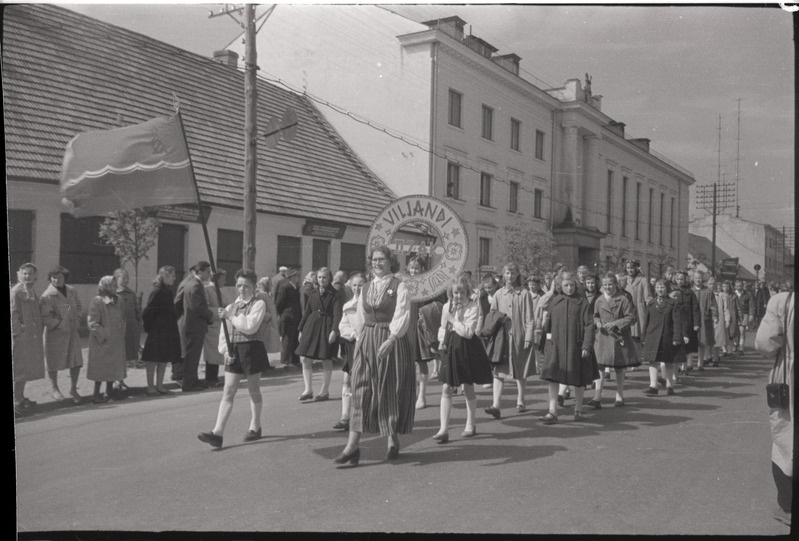 negatiiv, Viljandi Lastelaulupidu, rongkäigu esiots lipu ja embleemiga, 1960