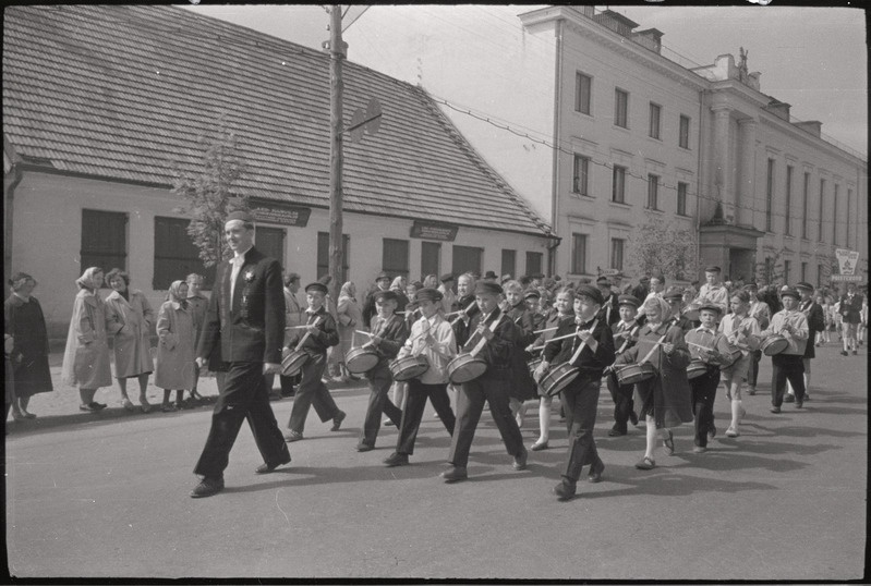 negatiiv, Viljandi Lastelaulupidu, pioneeritrummarid rongkäigus, 1960