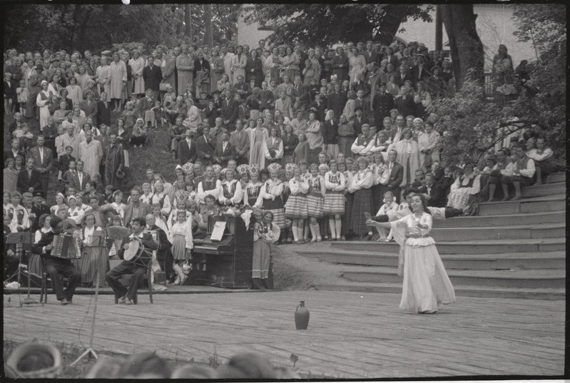 negatiiv, Viljandi Laulupidu, naisrahvatantsija akordionisti ja trummari saatel esinemas (Gruusia?), 1960