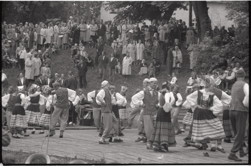 negatiiv, Viljandi Laulupidu, segarahvatantsurühm esinemas, 1960