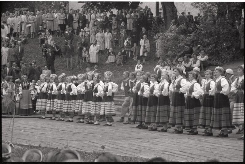 negatiiv, Viljandi Laulupidu, rahvatantsijad esinemas, 1960