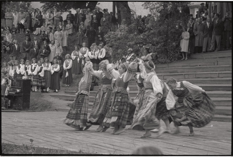 negatiiv, Viljandi Laulupidu, naisrahvatantsijad esinemas, 1960