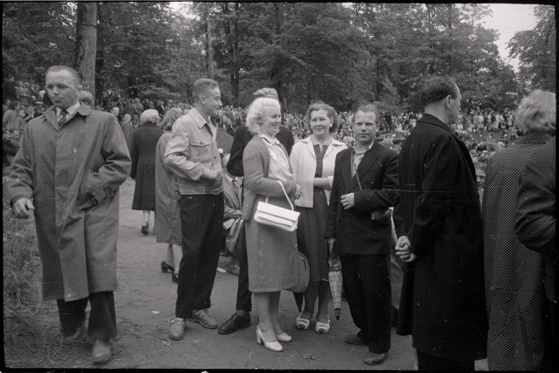 negatiiv, Viljandi Laulupidu, grupp pealtvaatajaid, 1960