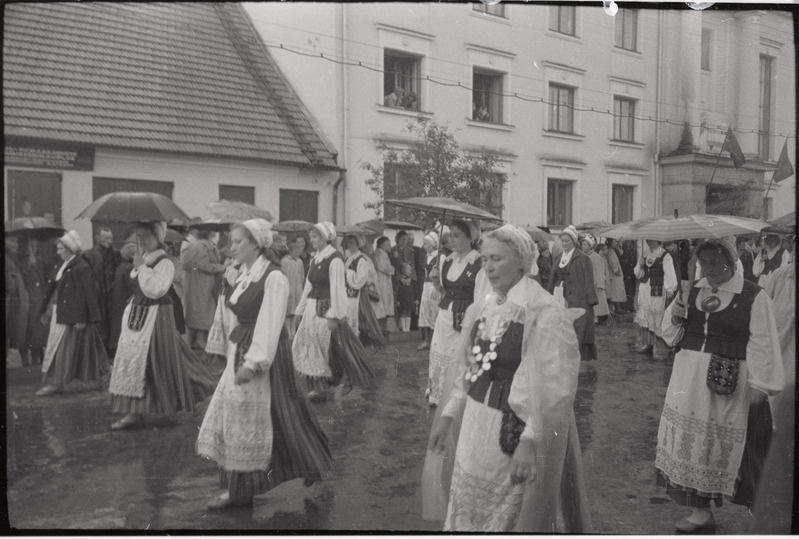 negatiiv, Viljandi Laulupidu, naiskoor Koit rongkäigus, 1960