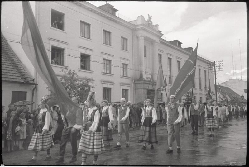 negatiiv, Viljandi Laulupidu, osa rongkäigust lippudega, 1960
