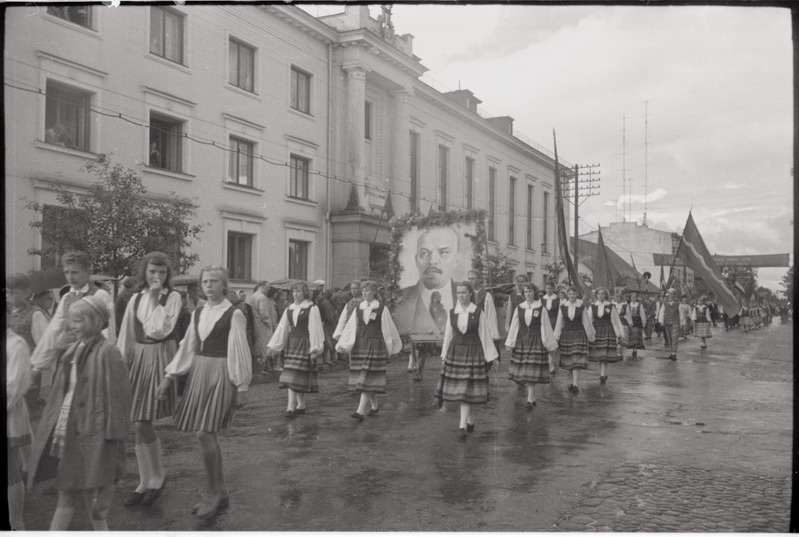 negatiiv, Viljandi Laulupidu, osa rongkäigust Lenini pildiga, 1960