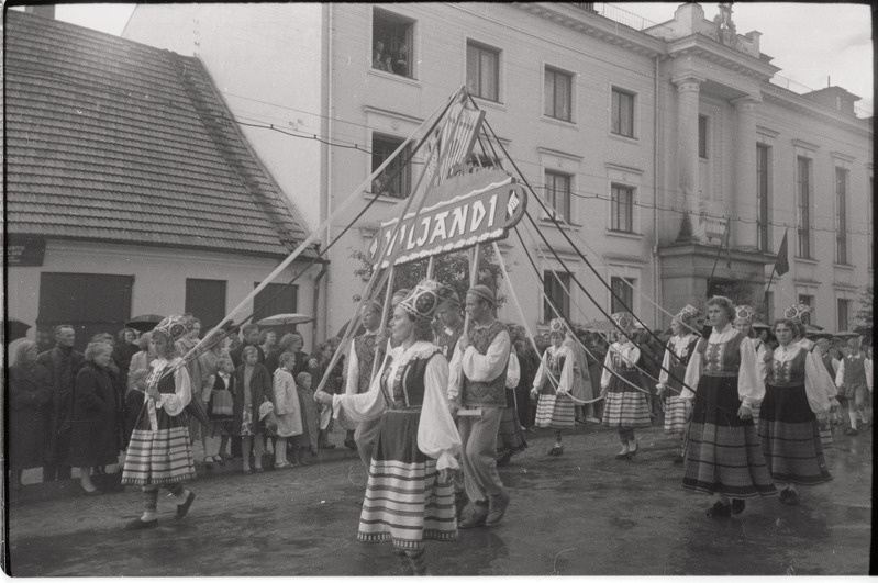 negatiiv, Viljandi Laulupidu, rongkäigu algus embleemiga, 1960