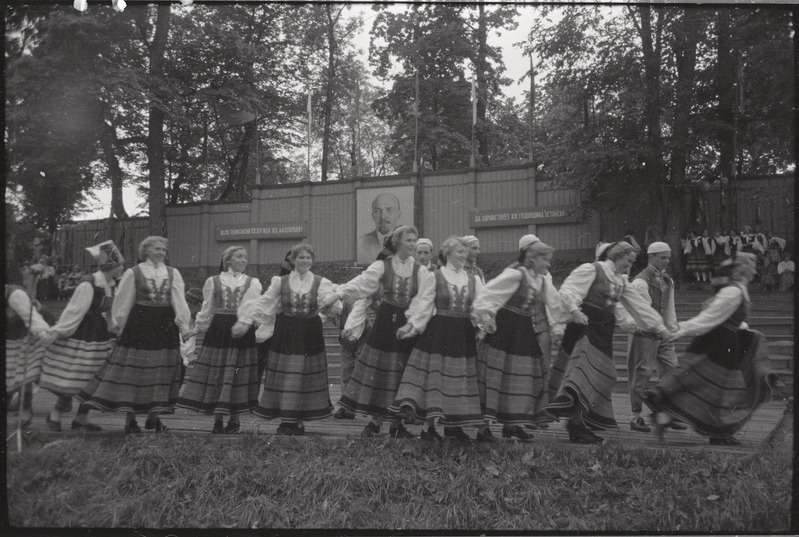 negatiiv, Viljandi Laulupidu, sega-rahvatantsurühm esinemas, 1960