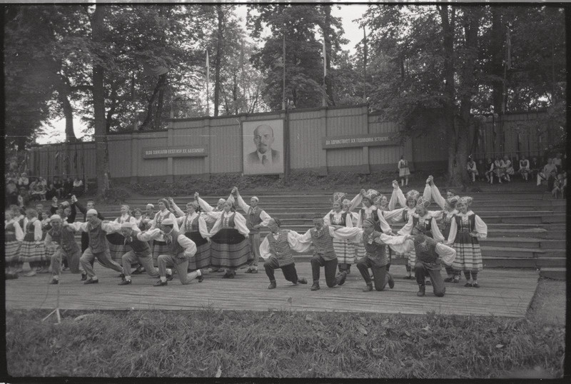 negatiiv, Viljandi Laulupidu, sega-rahvatantsurühm esinemas, 1960