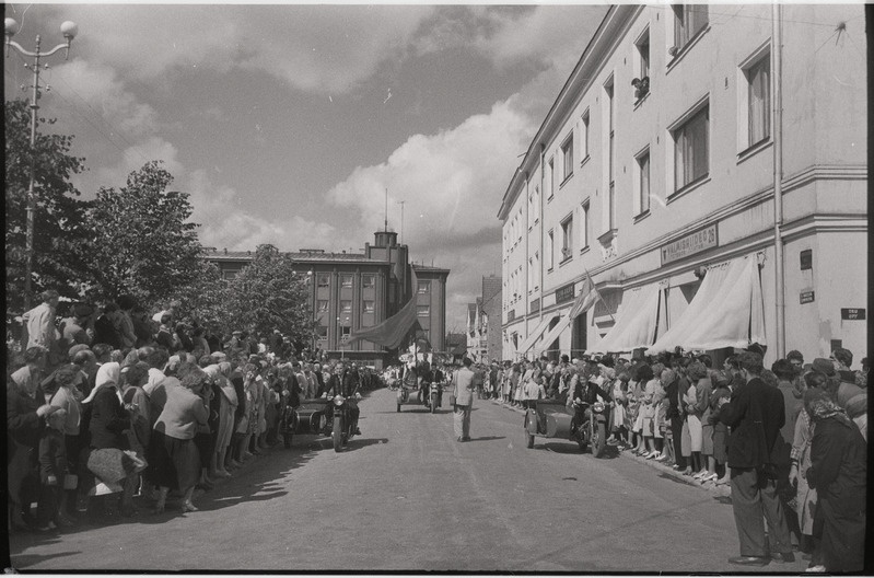 negatiiv, Viljandi Laulupidu, mootorrattad rongkäigus, 1961