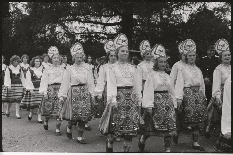 negatiiv, Viljandimaa, Karksi Laulupidu, naiskollektiiv rongkäigus, 1964