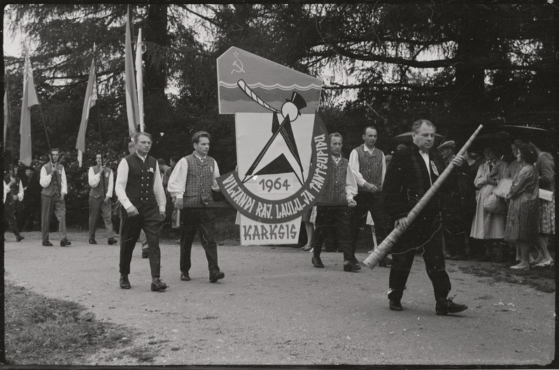 negatiiv, Viljandimaa, Karksi Laulupidu, rongkäigu algus transparendi ja lippudega, 1964