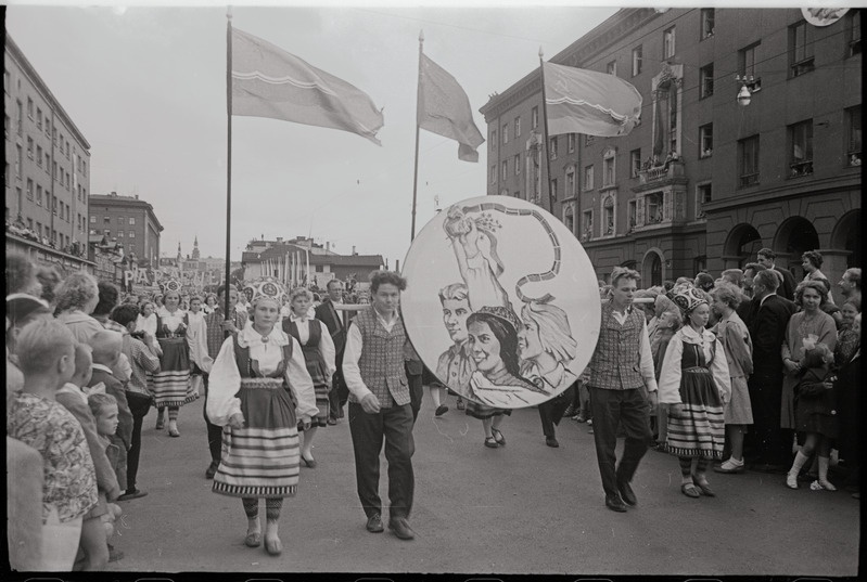 negatiiv, ENSV Üldlaulupidu, Abja rajooni kollektiivid rongkäigus, 1960