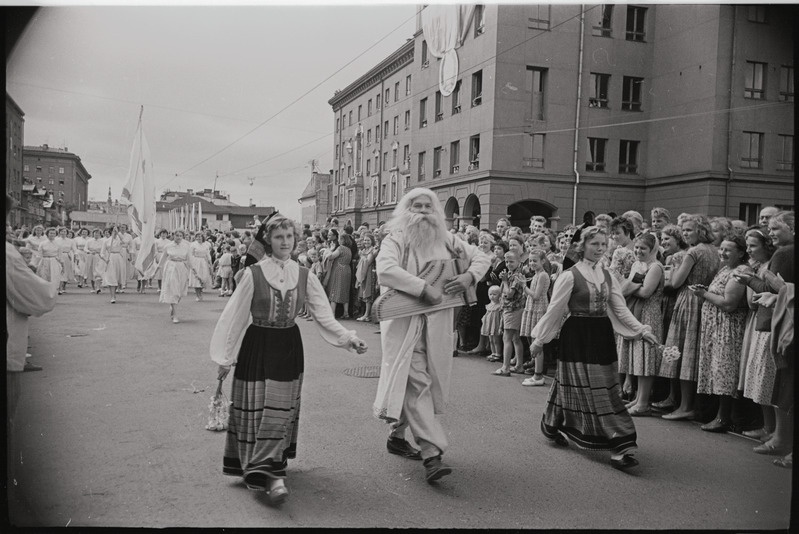 negatiiv, ENSV Üldlaulupidu, Vanemuine kandlega rongkäigus, 1960