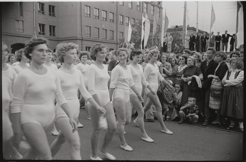 negatiiv, ENSV Üldlaulupidu, naisvõimlejad rongkäigus, 1960