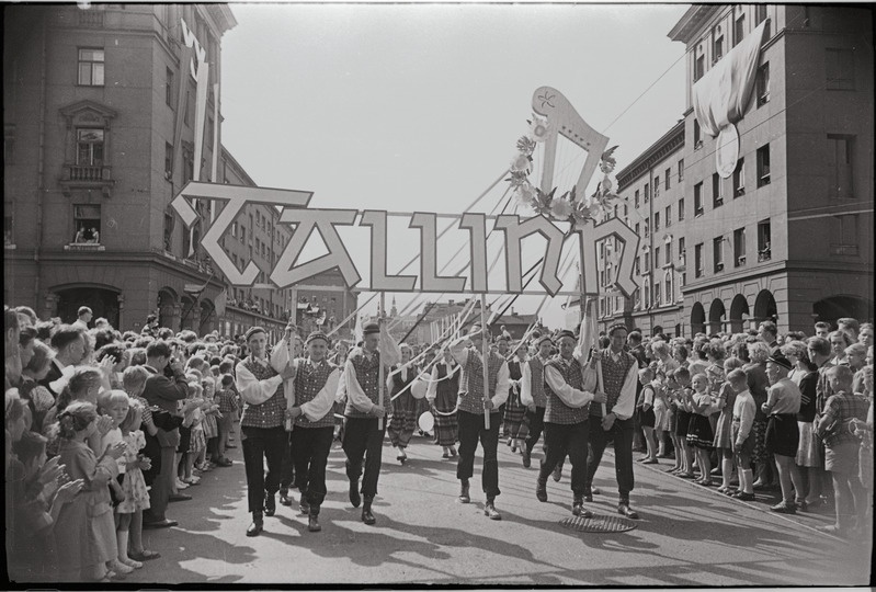 negatiiv, ENSV Üldlaulupidu, Tallinna kolonni algus rongkäigus, 1960