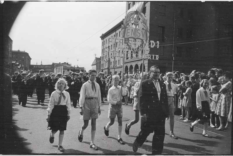 negatiiv, ENSV Üldlaulupidu, Viljandi lastekooride kolonni algus rongkäigus, 1960