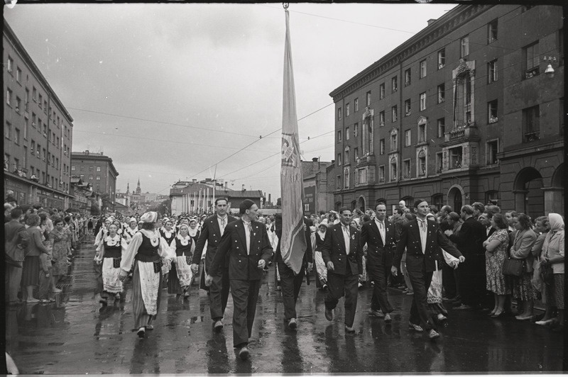 negatiiv, ENSV Üldlaulupidu, Viljandi segakoor Koit rongkäigus, 1960