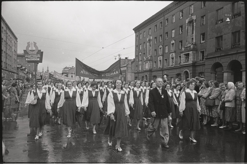 negatiiv, ENSV Üldlaulupidu, Viljandi naiskoor Tungal rongkäigus, 1960