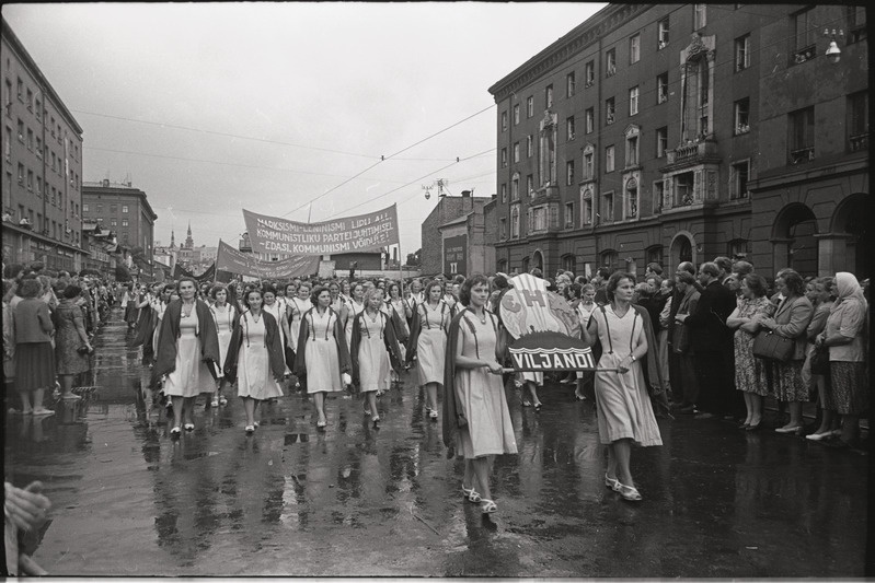 negatiiv, ENSV Üldlaulupidu, Viljandi naiskoor Eha rongkäigus, 1960