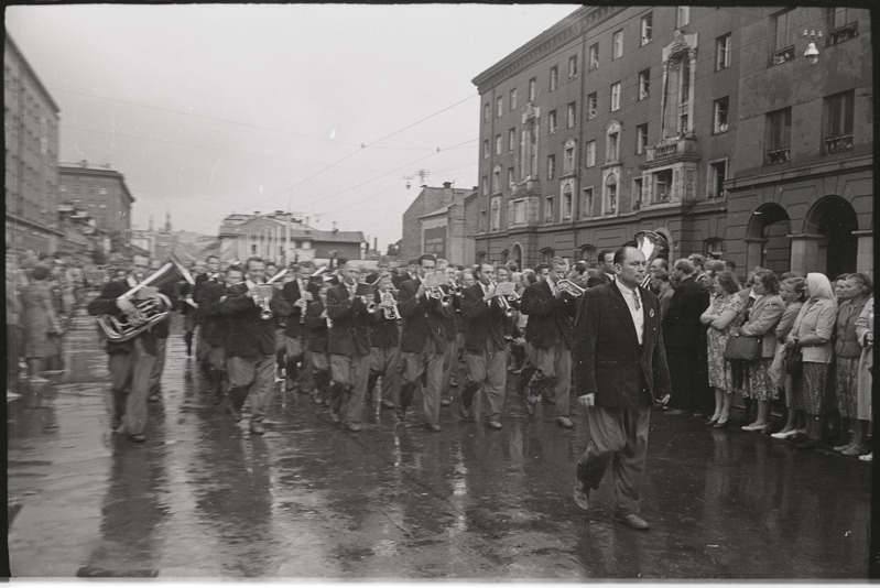 negatiiv, ENSV Üldlaulupidu, Viljandi Tarbijate Kooperatiivi puhkpilliorkester rongkäigus, 1960