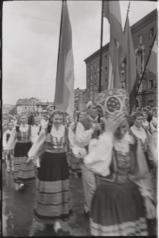 negatiiv, ENSV Üldlaulupidu, Viljandi kolonn rongkäigus, 1960