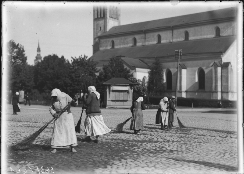 Naised puhastavad Pärnu maanteed. Tagaplaanil Jaani kirik