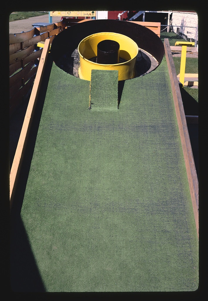 Skee ball long, mini golf a Lucy's Amusement Park I, Minot, North Dakota (LOC)