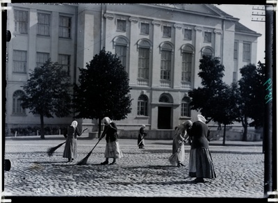 Vabaduse puiestee puhastamine Tütarlaste Kommertsgümnaasiumi ees.  duplicate photo