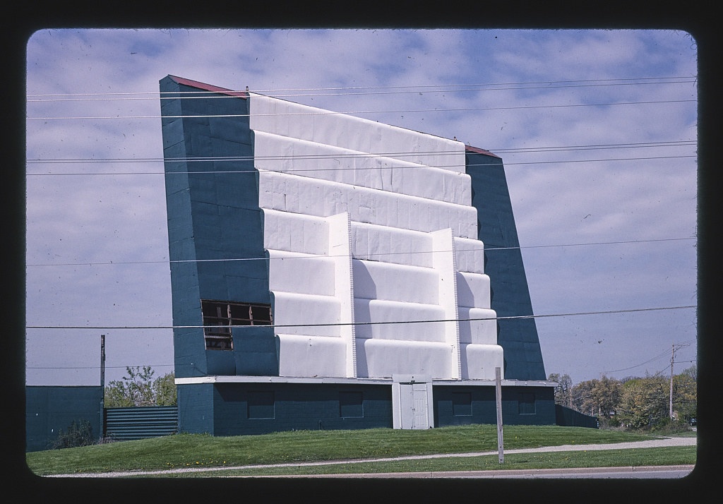 Keno Family Drive-in Theater, Route 32 (angle 2), Kenosha, Wisconsin (LOC)