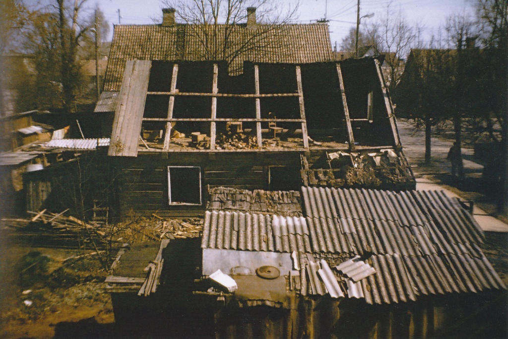 Foto ja diapositiiv. Hoovimaja lammutamine Võrus, K. Rimmi tn. 10 (Liiva tn.). 1980- nd.a.