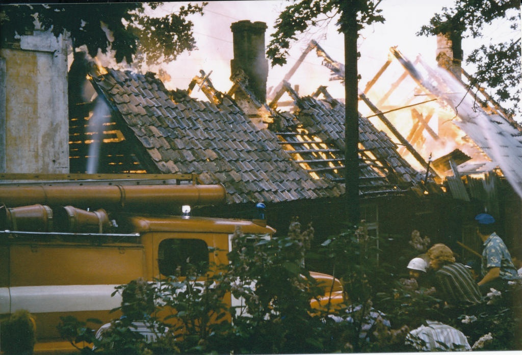 Foto ja diapositiiv. Võrus Vabriku tn. põleva puitelamu kustutamine. 1980.