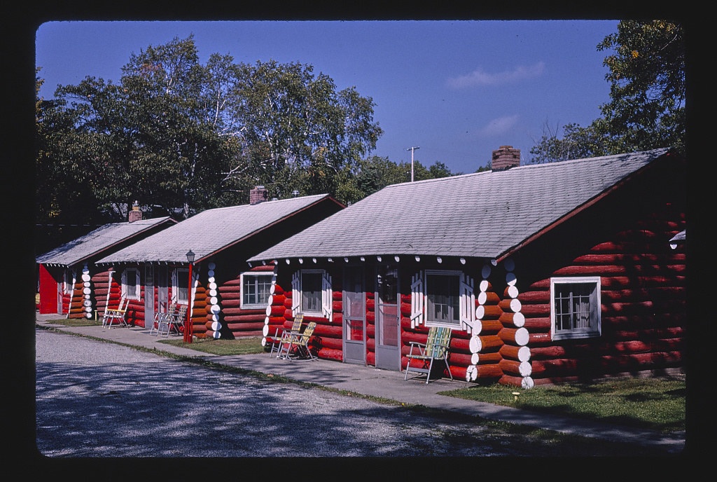 Tawas Inn cabins, diagonal view, Route 23, East Tawas, Michigan (LOC)