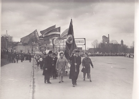 1.mai rongkäik, Kreenholmi manufaktuuri Joala vabriku kolonn