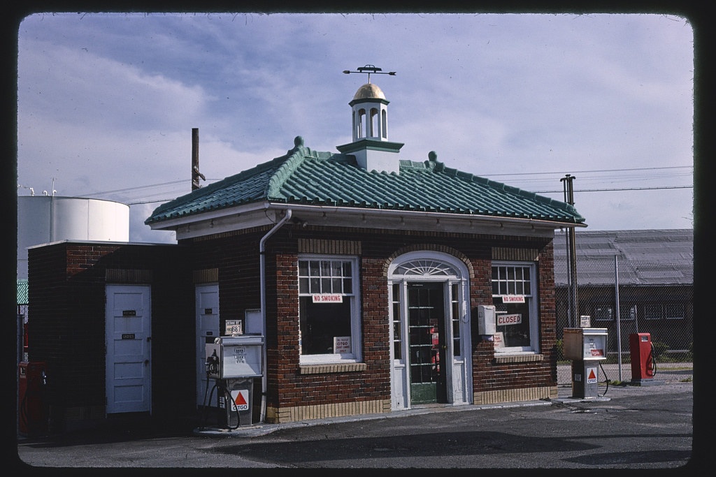 Leahy's Citgo gas station, horizontal view, Danbury, Connecticut (LOC)