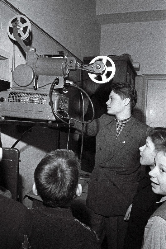 Tallinna 22. Keskkooli 9 a klassi õpilane Rein Paimre pikapäevarühma õpilastele populaarteaduslikke filme näitamas.