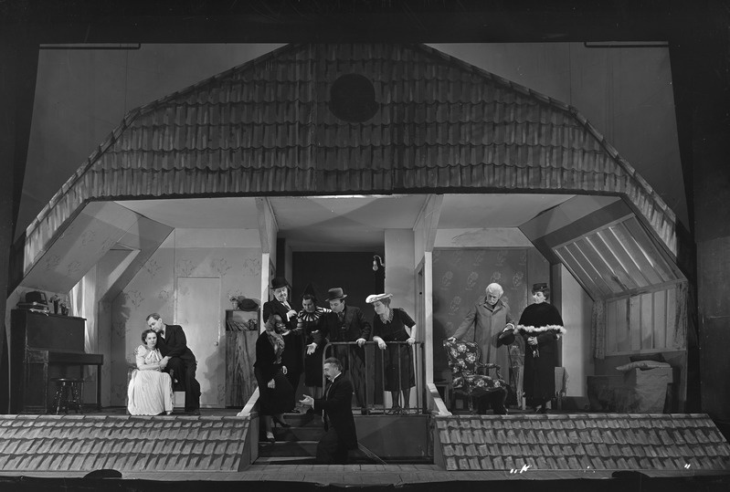 Parikas, Kuues majakond, alusteos - A. Gehr, Draamateater, 1939, Edvige Hochepot - Olli Ungvere, Yojo - Voldemar Alev, Berthe Ardis - Aili Engelberg, Germaine Lascalier - Mari Möldre, Härra Maret - Arno Suurorg, Maks Lascalier - Ruut Tarmo, Jeanne - Maimu Orgussaar, Keegi Härra - Oskar Seliaru, Proua Maret - Lo Tui