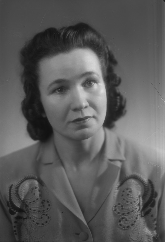 Meta Kodanipork, portree, ca 1944