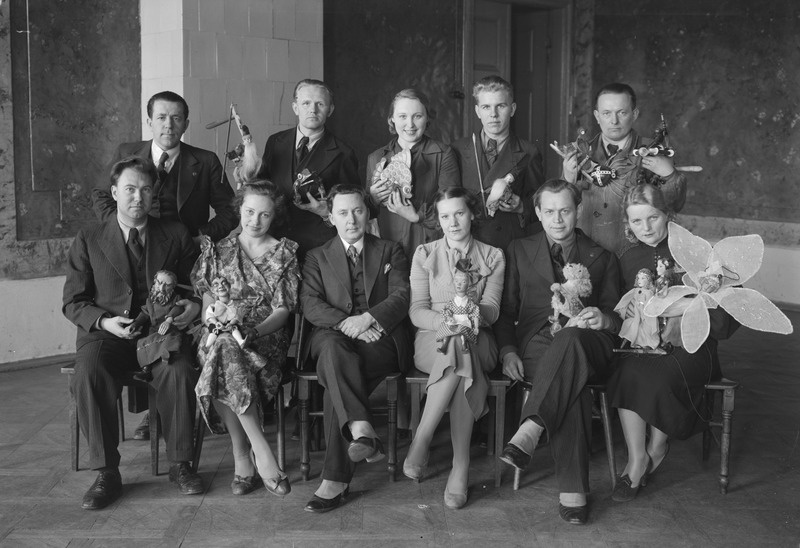 Varastatud unenägu, Draamateater, 1938, lavastuse tegelaskond - Ruudu Kalk, Aino Talvi, lavastaja - Leo Kalmet, Olli Ungvere, Voldemar Alev, Aili Engelberg, dekoraator - Pärn Raudvee, Oskar Liigand, Eva Meil, Oskar Seliaru