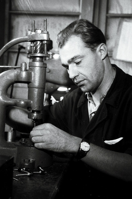 Tehase Punane Ret kommunistliku töö brigaadi nimetust taotleva brigaadi juht, brigadiride nõukogu esimees E. Kusov.