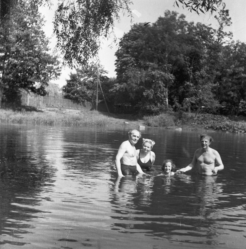Negatiiv, Boris Kõrver, Krista Kõrver, Ellu Eller ja Heino Eller Jägala jões suplemas