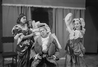 Ebahaige, Draamateater, 1936, Béline - Lo Tui, Argan - Aleksander Mägi, Toinette - Ly Lasner  similar photo