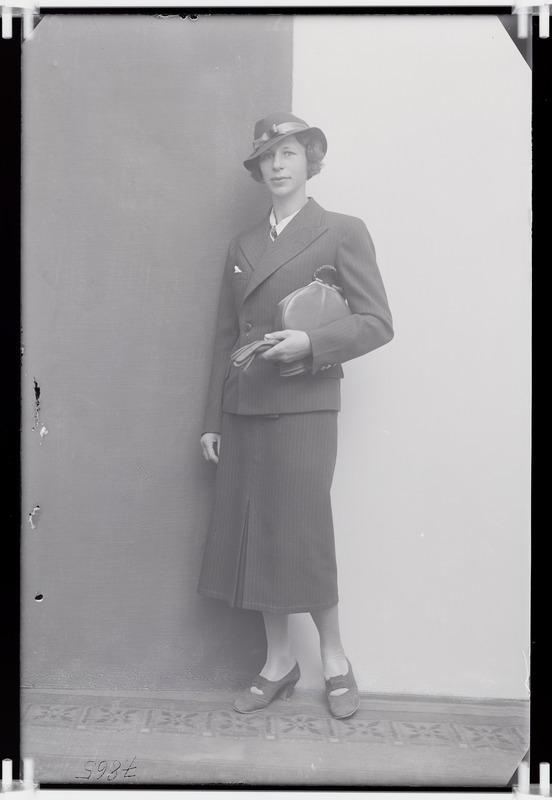 Klaudia Maldutis, täisportree, 1928-1930