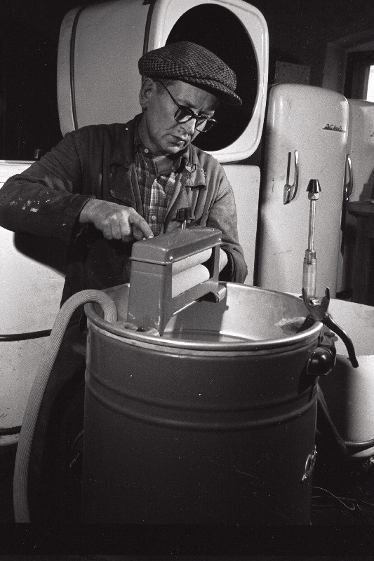 Kombinaadi Ühendus teenustöökoja elektrik Konstantin Riia.