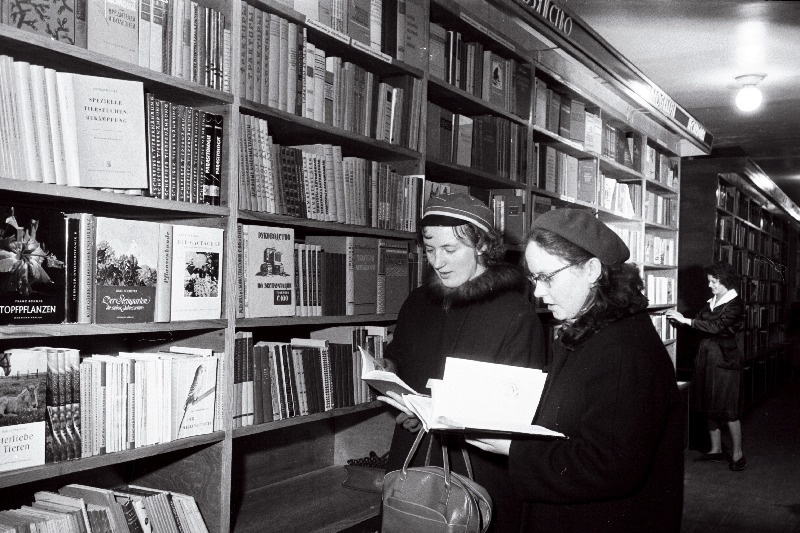 Tartu Riikliku Ülikooli arstiteaduskonna üliõpilased Anne Halstein ja Tiiu Ankur raamatukaupluses meditsiinilise kirjandusega tutvumas.