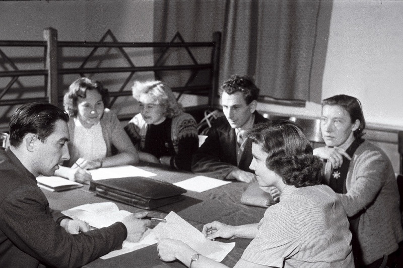 Tallinna Kalakombinaadi kehakultuuri nõukogu arutab, kuidas ette valmistuda Tallinna II spordimängudeks. Vasakult: kollektiivi nõukogu esimees Ü. Valk, nõukogu liikmed A. Abramson, K. Troost, H. Einduk, H. Pank ja C. Kippasto.