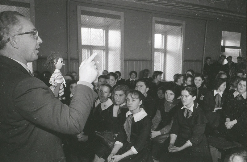 Filmistuudio Tallinnfilm režissöör-lavastaja Elbert Tuganov vene õppekeelega Tallinna 32. Keskkooli õpilastele nukufilmide valmistamisest vestlemas.