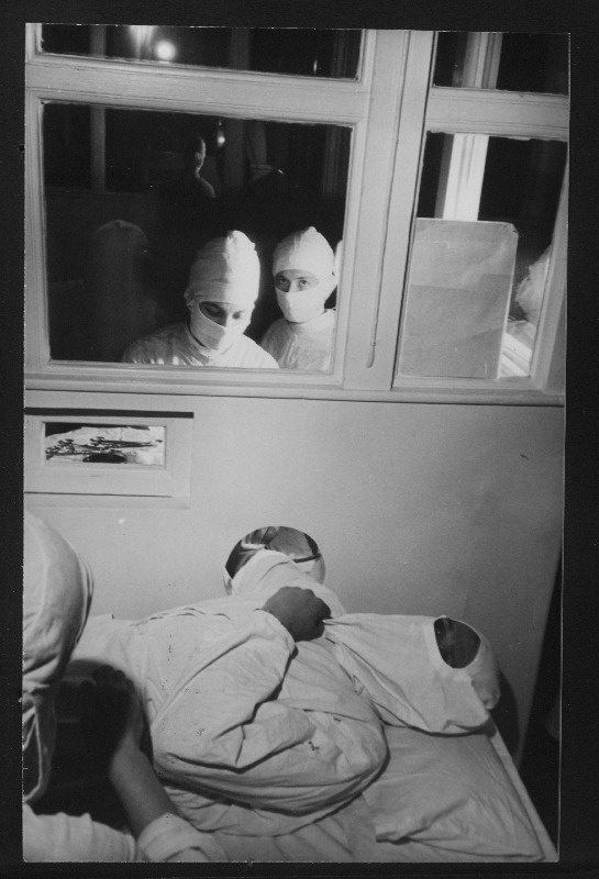 Vabariikliku Vereülekande Jaama registraator Antonina Homitševski pakib ampulle verega.