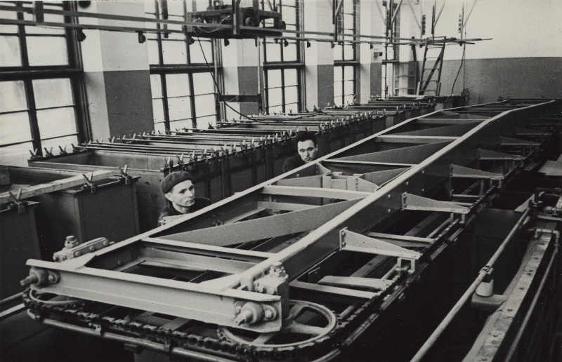 Plastmasstoodete tehase Estoplast galvaanikajaoskonna juhataja H. Paesoo ja elektrik L. Toomingas vasetamise automaadi tööd jälgimas.