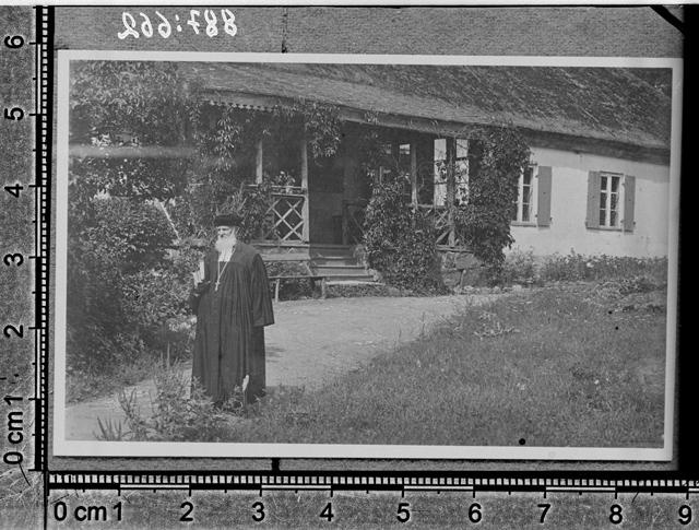 Martna kirikla (St. Marteus), kirikla ees praost G. Haller. Martna khk